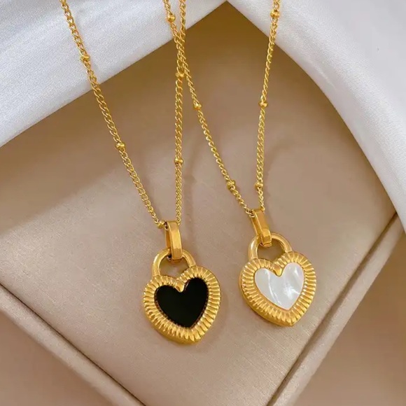 Jewelry - ⚡️Insta gold plated black /white heart pendant necklace